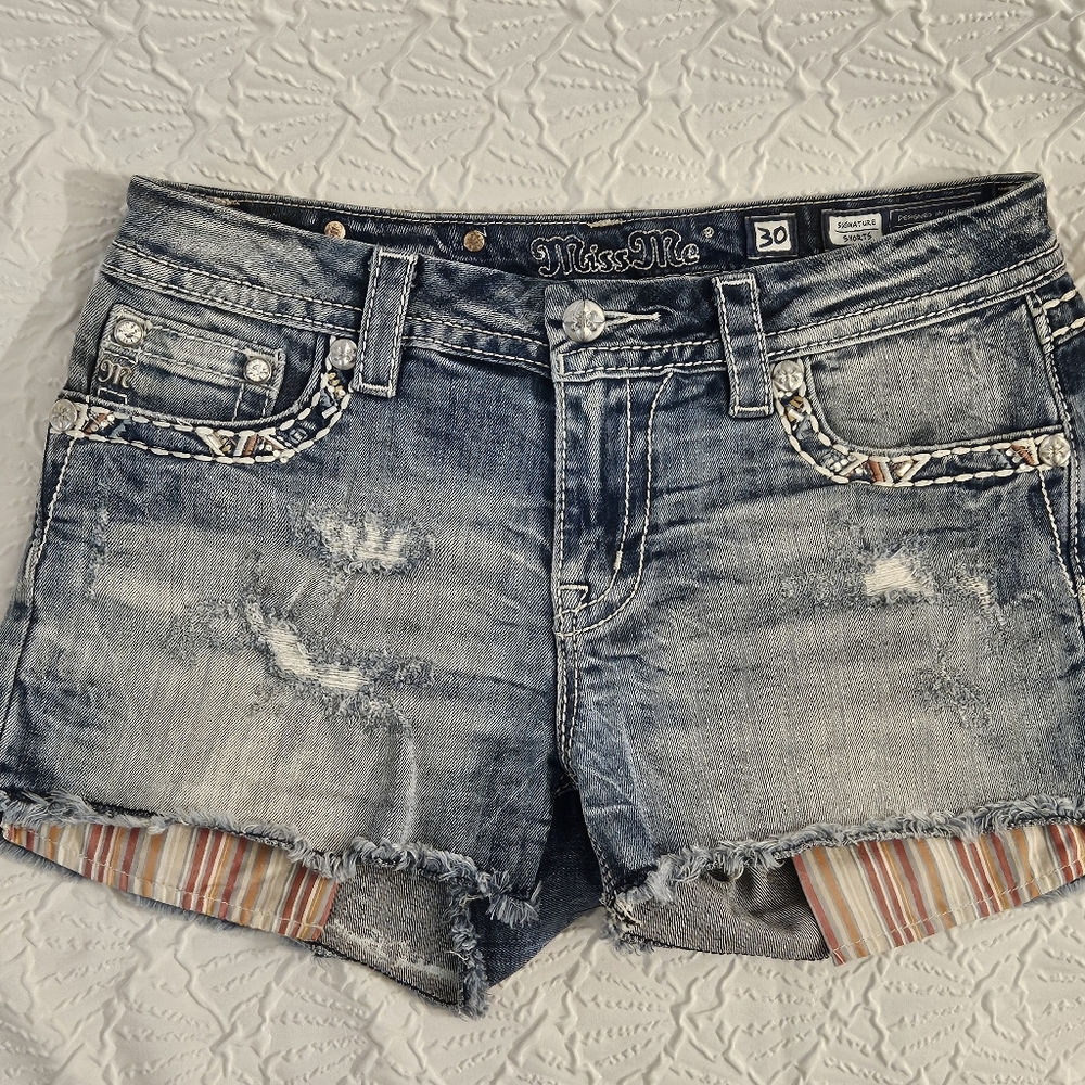 Miss Me Signature Crystal Studded Denim Shorts Mid-rise Sz 30 Peek- a- boo Style